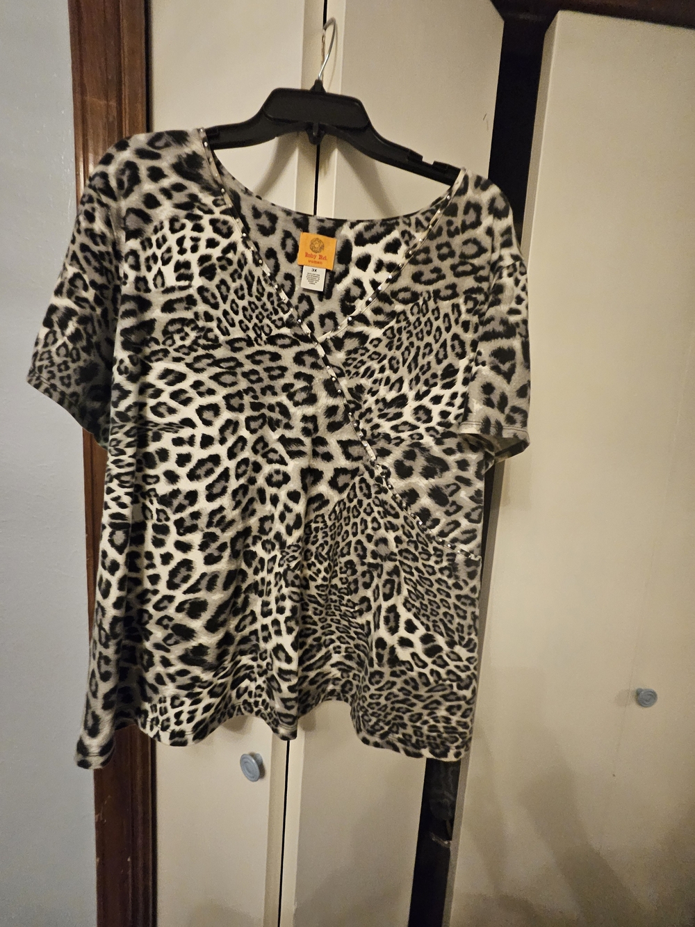 Ruby Rd. Black & White Leopard Print Short Sleeve V-Neck Top